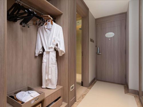 Habitación Premium Deluxe con cama extragrande del hotel Pullman Zhangjiajie. Foto 1