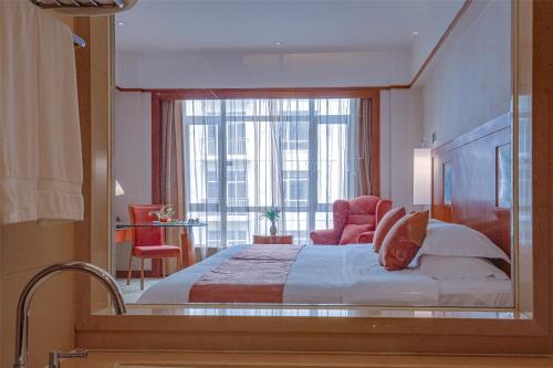 Habitación Superior con una cama doble grande del hotel Pullman Zhangjiajie. Foto 4