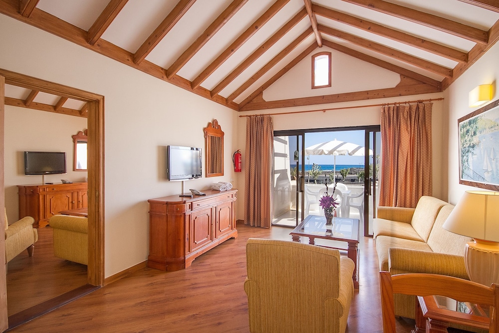 Apartamento superior, 1 habitación, vistas a la playa del hotel Sands Beach Resort. Foto 2