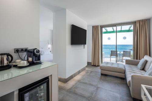 Suite Junior con vistas al mar del hotel BARCELO TEGUISE BEACH – SÓLO ADULTOS. Foto 1