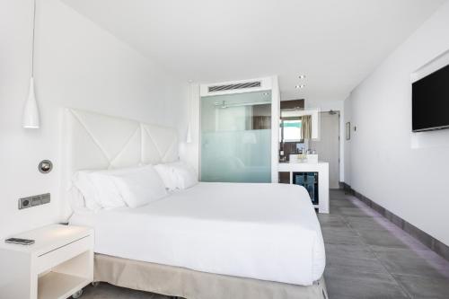 Habitación Doble Deluxe con balcón y vistas al mar del hotel BARCELO TEGUISE BEACH – SÓLO ADULTOS. Foto 2