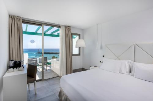 Habitación Doble Deluxe con vistas al mar y bañera de hidromasaje - 1 o 2 camas del hotel BARCELO TEGUISE BEACH – SÓLO ADULTOS. Foto 3