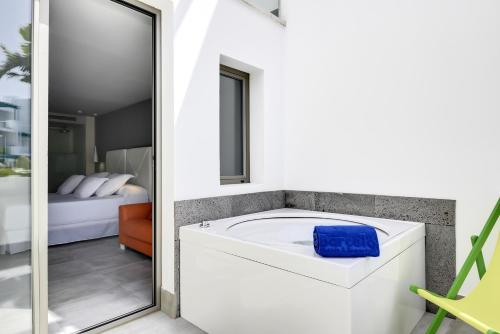 Habitación Doble Deluxe con bañera de hidromasaje - 1 o 2 camas del hotel BARCELO TEGUISE BEACH – SÓLO ADULTOS