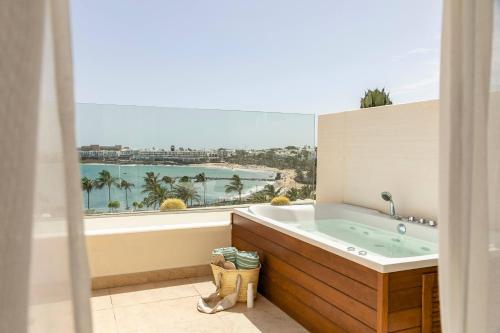 Suite Junior Reserve con vistas frontales y bañera de hidromasaje del hotel Paradisus Salinas Lanzarote