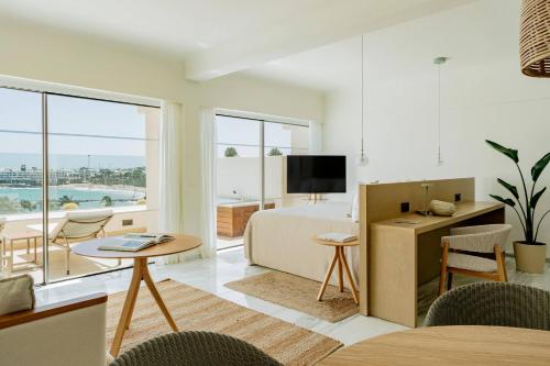 Suite Junior Reserve con vistas frontales y bañera de hidromasaje del hotel Paradisus Salinas Lanzarote. Foto 2