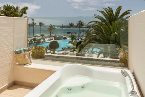 Suite The Reserve con jacuzzi - Frente al océano del hotel Paradisus Salinas Lanzarote. Foto 3