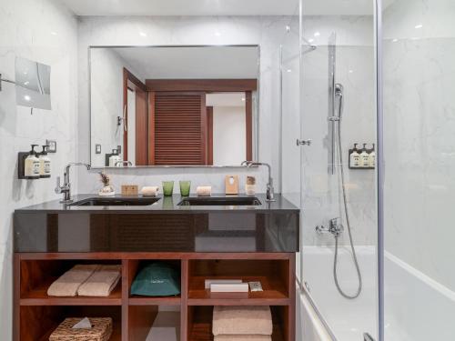 Suite con bañera de hidromasaje - Frente al mar del hotel Paradisus Salinas Lanzarote. Foto 3