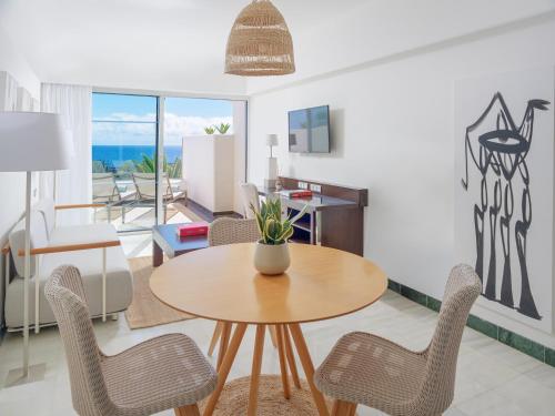 Suite con bañera de hidromasaje - Frente al mar del hotel Paradisus Salinas Lanzarote. Foto 4