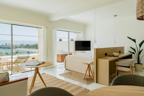 Suite Junior Reserve con vistas frontales y bañera de hidromasaje del hotel Paradisus Salinas Lanzarote