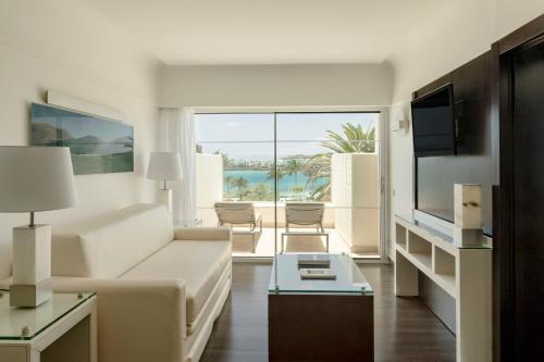 Suite The Reserve con jacuzzi - Frente al océano del hotel Paradisus Salinas Lanzarote. Foto 2