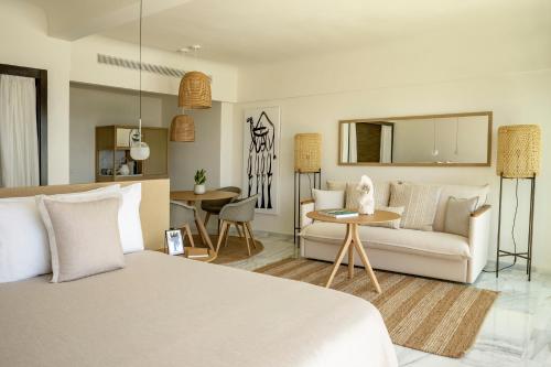 The Reserve Junior Suite Front View with Whirlpool del hotel Paradisus Salinas Lanzarote. Foto 4