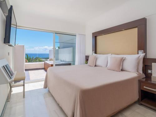 Suite con bañera de hidromasaje - Frente al mar del hotel Paradisus Salinas Lanzarote. Foto 4