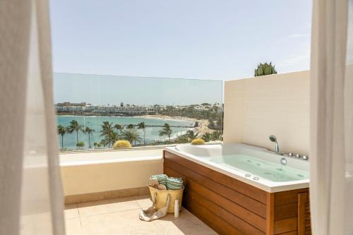 Suite Junior Reserve con vistas frontales y bañera de hidromasaje del hotel Paradisus Salinas Lanzarote