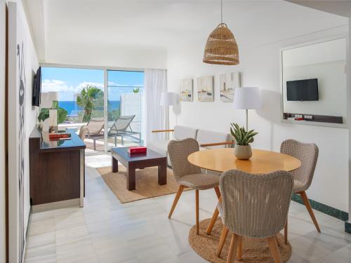 Suite con bañera de hidromasaje - Frente al mar del hotel Paradisus Salinas Lanzarote. Foto 1