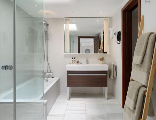 Suite The Reserve con jacuzzi - Frente al océano del hotel Paradisus Salinas Lanzarote. Foto 17