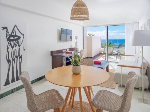 Suite con bañera de hidromasaje - Frente al mar del hotel Paradisus Salinas Lanzarote. Foto 5