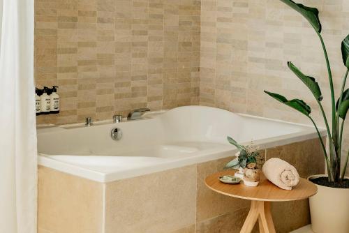 Suite Junior Reserve con vistas frontales y bañera de hidromasaje del hotel Paradisus Salinas Lanzarote. Foto 9