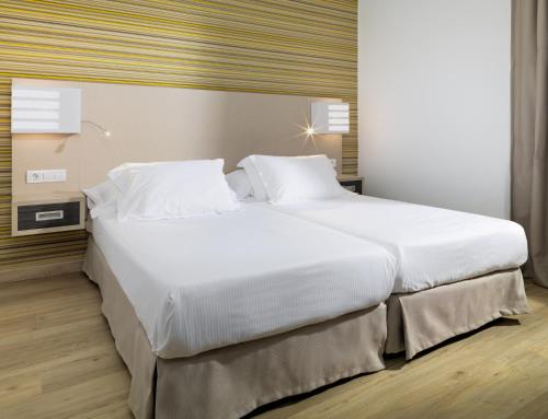 Suite Vista Piscina Vista Jardin Familiar 1 Cama Individual del hotel H10 Suites Lanzarote Gardens. Foto 2