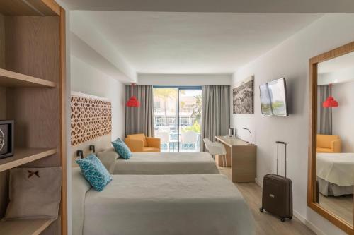 Habitación Doble Deluxe del hotel Oasis Lanz Beach Mate. Foto 3