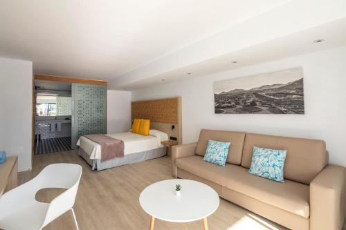 Junior suite Lujo Vista Piscina 1 Cama king del hotel Oasis Lanz Beach Mate. Foto 2