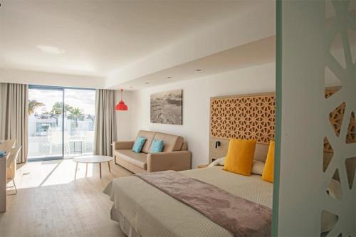 Suite Junior del hotel Oasis Lanz Beach Mate. Foto 9