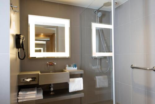 Habitación Superior con 1 cama queen size y sofá cama individual del hotel Novotel Lodz Centrum. Foto 9