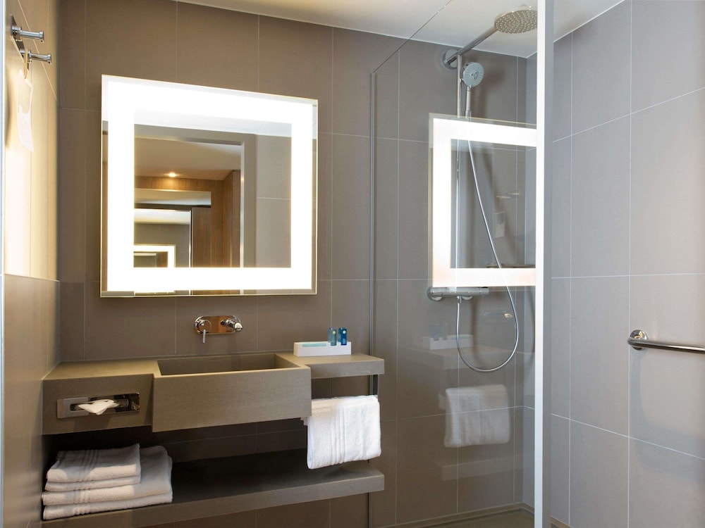 Habitación Superior con 1 cama queen size y sofá doble del hotel Novotel Lodz Centrum. Foto 4