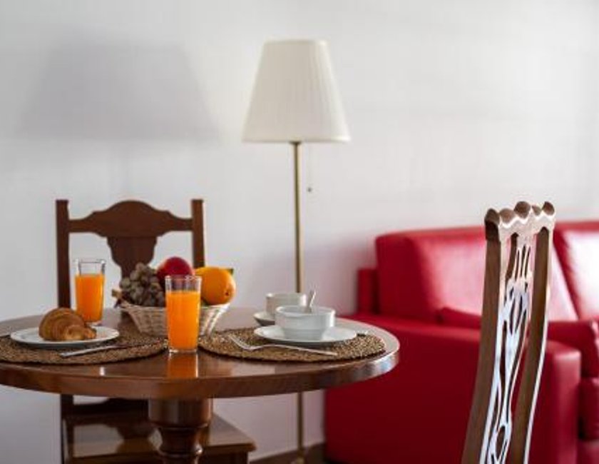Apartamento de 1 dormitorio - Cama extragrande del hotel Mansion de Nazaret. Foto 12
