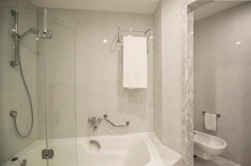 Habitación doble con balcón del hotel Beatriz Costa and Spa. Foto 9