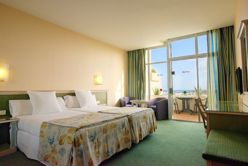 Habitación con 1 cama doble o 2 individuales, balcón del hotel Beatriz Costa and Spa. Foto 6