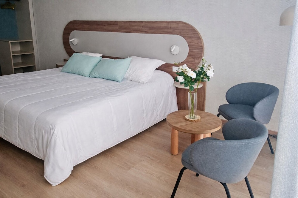 Habitación superior con 1 cama doble o 2 individuales, balcón del hotel Beatriz Costa and Spa