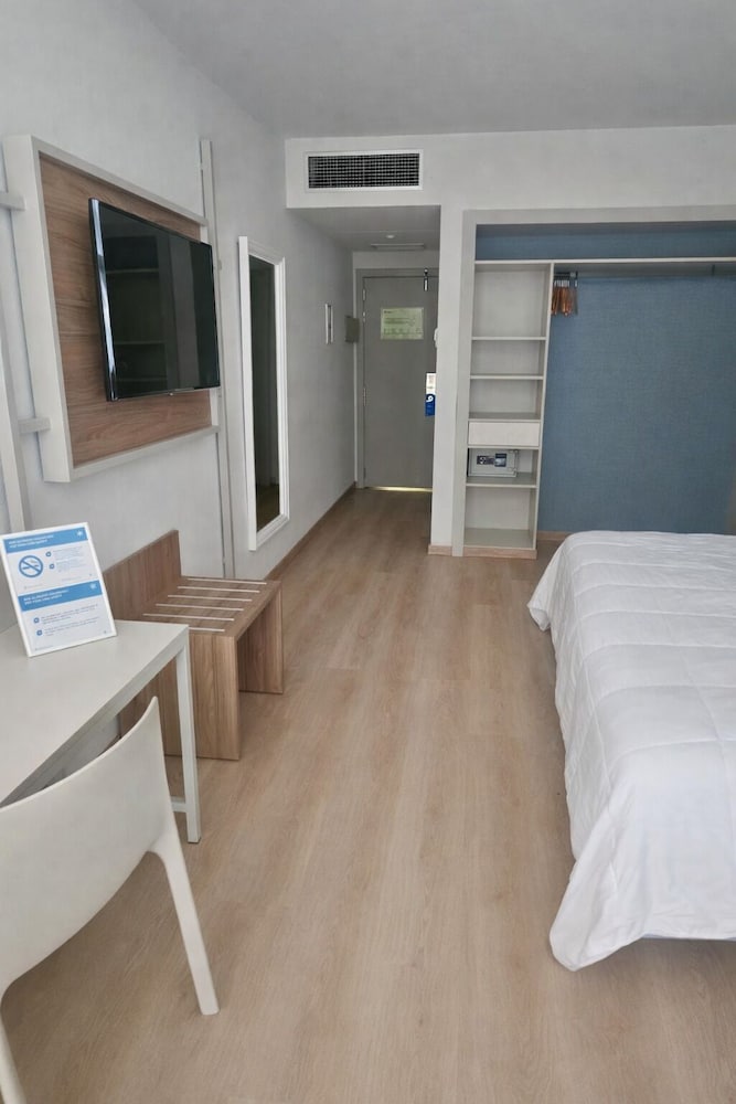 Habitación superior con 1 cama doble o 2 individuales, balcón del hotel Beatriz Costa and Spa. Foto 2