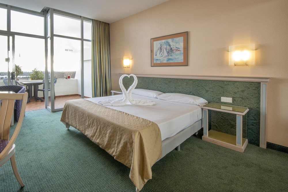 Suite junior, balcón del hotel Beatriz Costa and Spa. Foto 1