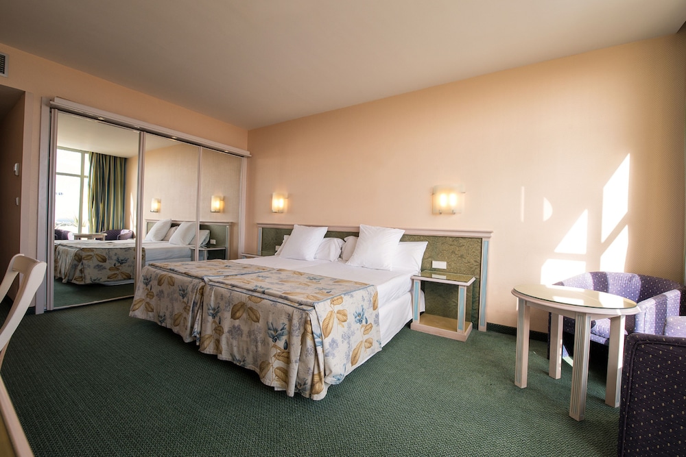 Suite junior, balcón del hotel Beatriz Costa and Spa. Foto 6