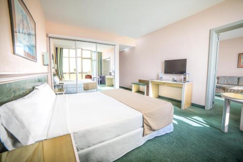 Suite Junior con balcón del hotel Beatriz Costa and Spa. Foto 6