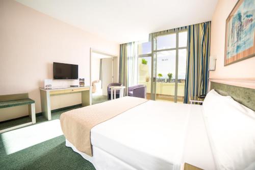 Suite Junior con balcón del hotel Beatriz Costa and Spa. Foto 8