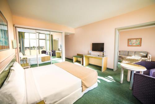 Junior suite Vista Jardin Sofá Cama incluido 2 Camas individuales del hotel Beatriz Costa and Spa. Foto 3