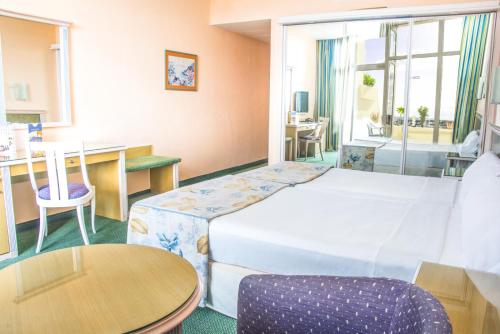 Junior suite Vista Jardin Sofá Cama incluido 2 Camas individuales del hotel Beatriz Costa and Spa. Foto 4