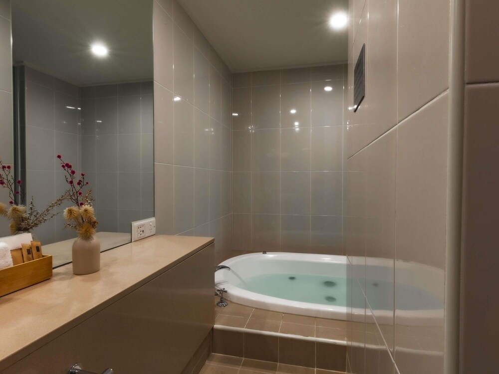 HABITACIÓN DE LUJO, 1 Cama King, Bañera de Hidromasaje del hotel Fairmont Resort Blue Mountains - MGallery Collection. Foto 3