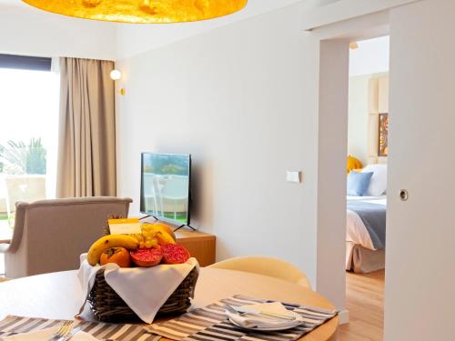 Suite Vista Mar Balcón o Terraza Sofá Cama incluido 2 Camas individuales del hotel Alexandre Teguise Playa. Foto 3