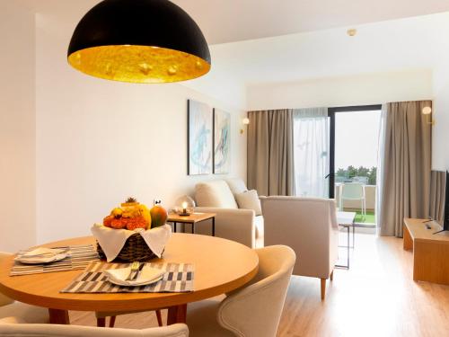 Suite Vista Mar Balcón o Terraza Sofá Cama incluido 2 Camas individuales del hotel Alexandre Teguise Playa. Foto 4