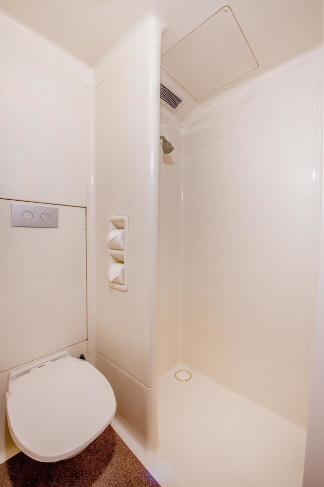1 Cama Queen y 1 Cama Individual con Litera Superior del hotel Ibis Budget Wentworthville. Foto 8