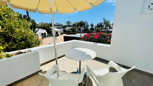 Bungalow Superior de 1 dormitorio con terraza del hotel Palmeras Garden. Foto 4