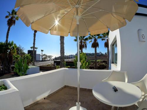 Bungalow Superior de 1 dormitorio con terraza del hotel Palmeras Garden. Foto 18