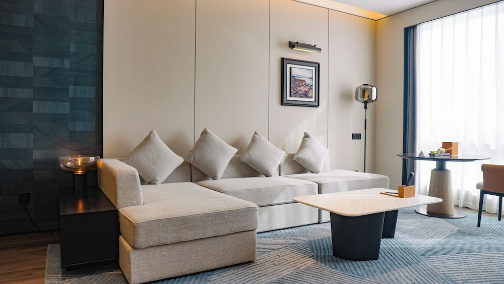 Suite Deluxe del hotel Sheraton Ningbo Yinzhou. Foto 1