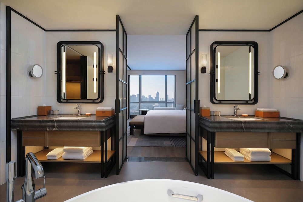 Suite Deluxe del hotel Sheraton Ningbo Yinzhou. Foto 3