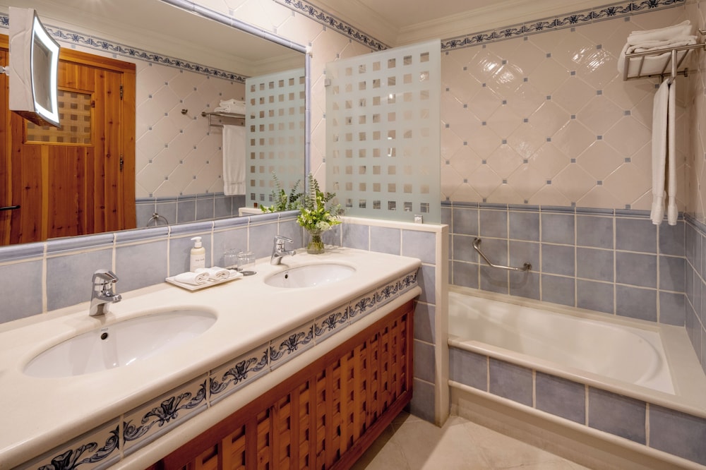 Habitación superior con 1 cama doble o 2 individuales, vistas al mar del hotel Princesa Yaiza Suite Resort. Foto 4