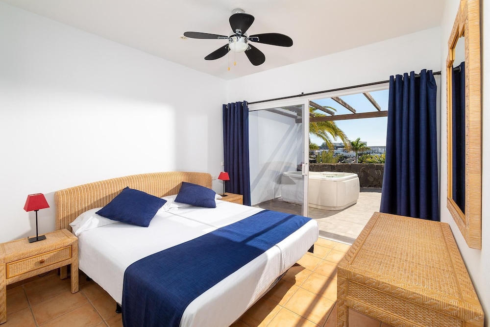 Bungalow Balcón o Terraza Superior Con Cocina 1 Cama queen Con Vistas 2 Camas individuales del hotel Dream Bocayna Village. Foto 3