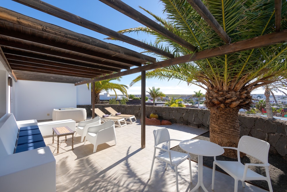 Bungalow Balcón o Terraza Superior Con Cocina 1 Cama queen Con Vistas 2 Camas individuales del hotel Dream Bocayna Village. Foto 11