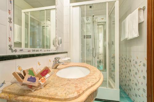 Habitación con cama grande del hotel Firenze